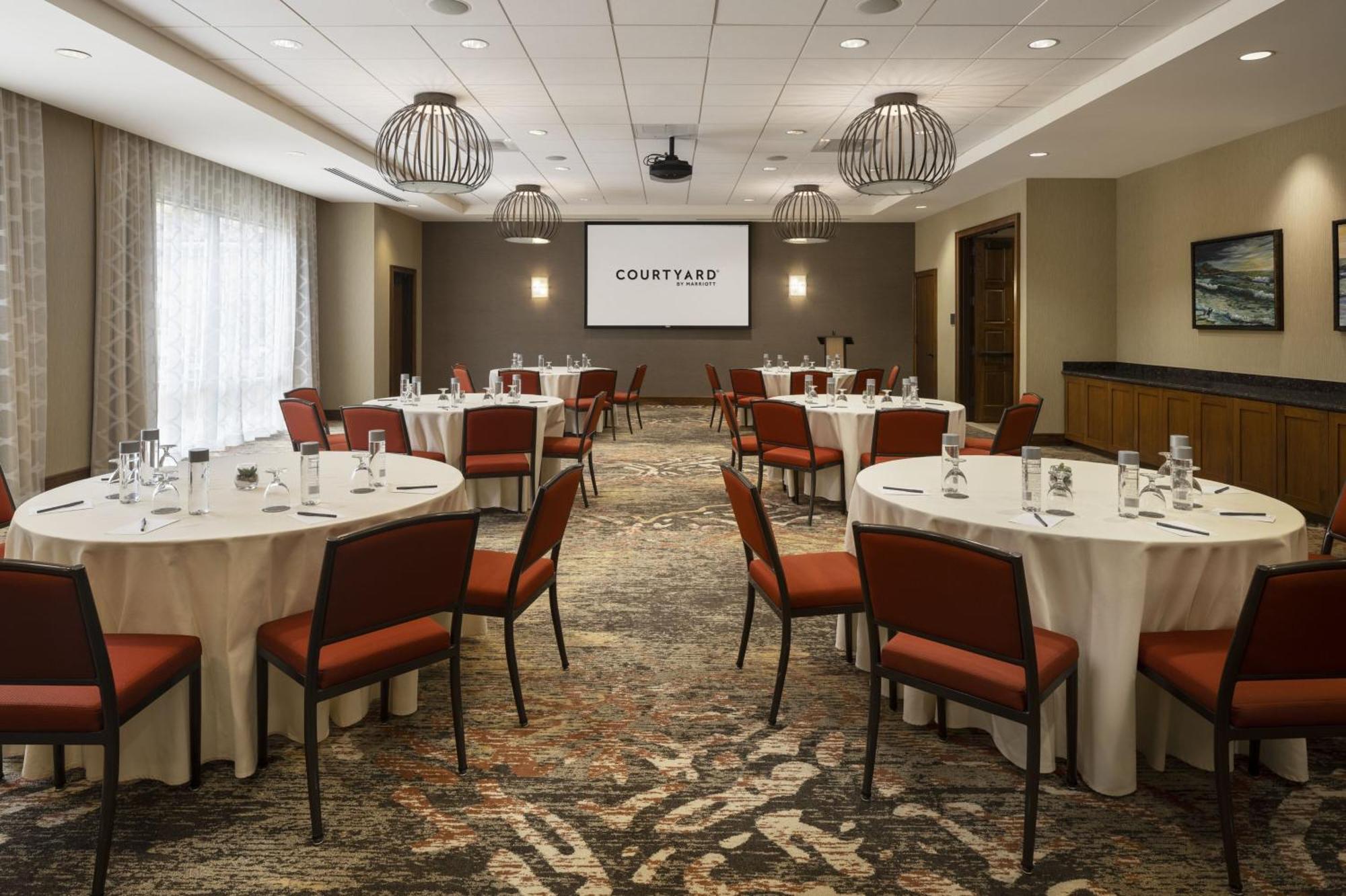 Courtyard By Marriott Santa Barbara