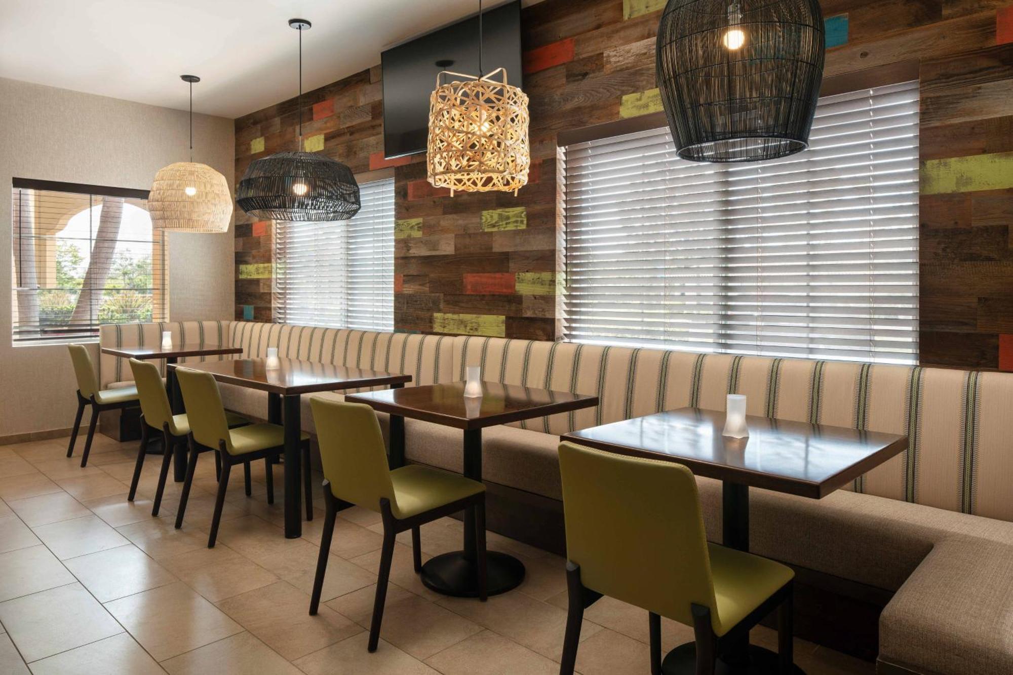 Courtyard By Marriott Santa Barbara Hotel Goleta